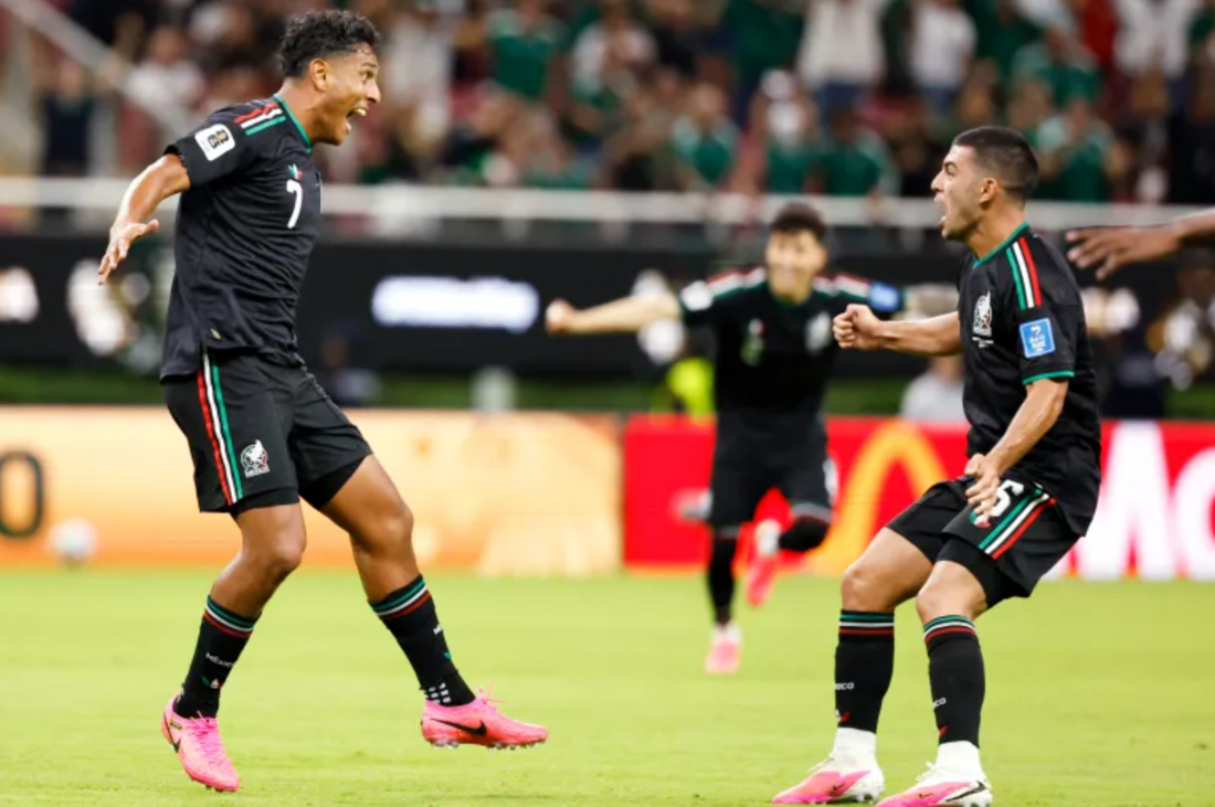 Mexico Beats South Korea to Clinch World Cup Knockout Spot
